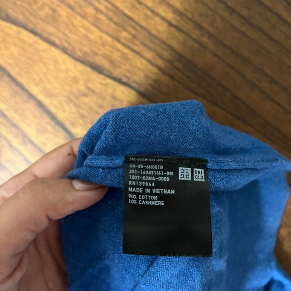 Uniqlo men’s v neck cashmere blend sweater - Picture 2 of 4